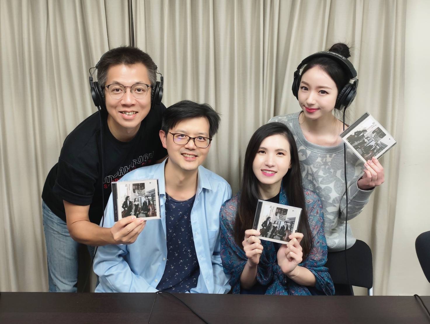 cover of episode 「郝聲音不只有郝哥的吉他，賭你沒聽過，古典吉他與弦樂的三人舞！快來一起搖擺」- 愛樂三人行 呂超倫 王康恬