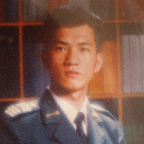 第169單元
《我的軍旅生涯篇~報到》
我的軍旅生涯，光是前二年就夠我寫一本書了。

聽完的人要嘛嘖嘖稱奇，要不就直呼不可能，說我亂編。

我所講的都有人證、物證，所以假不了的。

我們常說“奇人異事”，我只能說我不是奇人，但可遇到很多的異事，就在這裡跟大家慢慢分享。